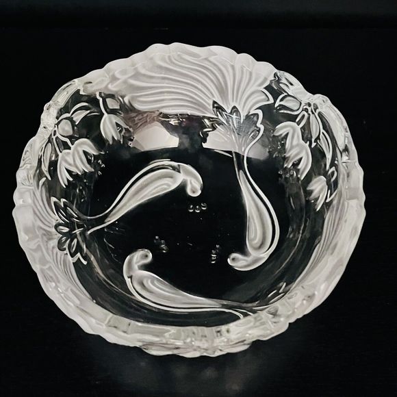 Mikasa Frosted Peacock, Crystal Glass Dish 7 3/4" Diam. Vintage Bowl. Beautiful - Picture 1 of 4